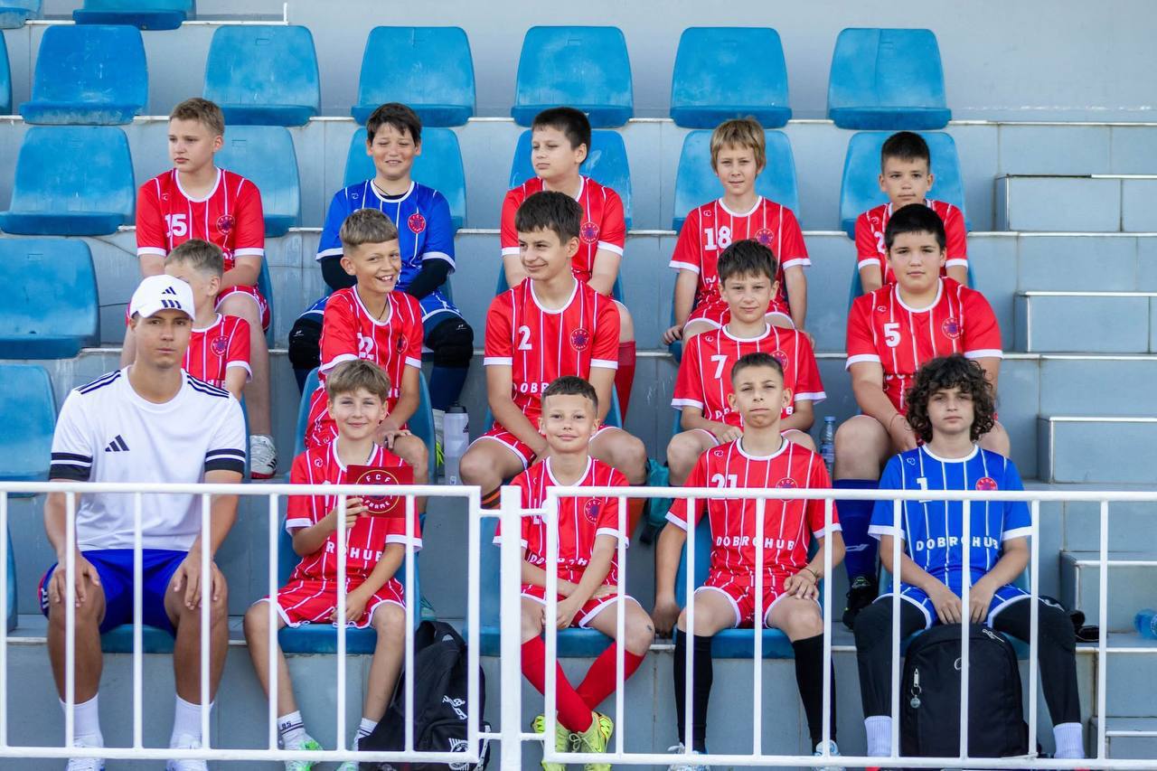Гравці FC FRAME разом із тренером на стадіоні під час футбольного турніру